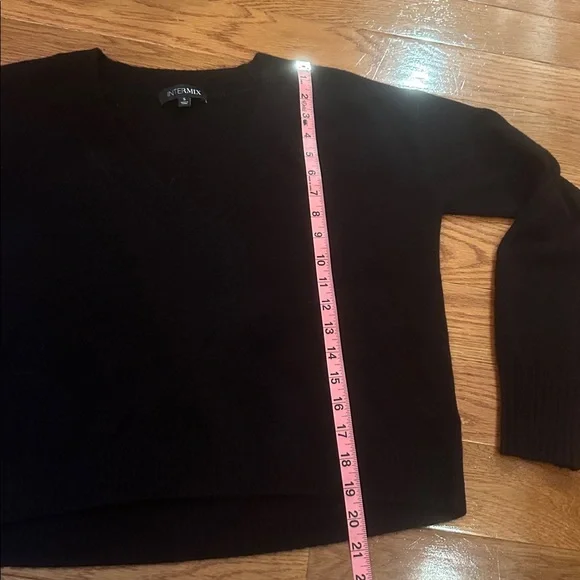 Intermix cashmere v neck sweater - Picture 5 of 6